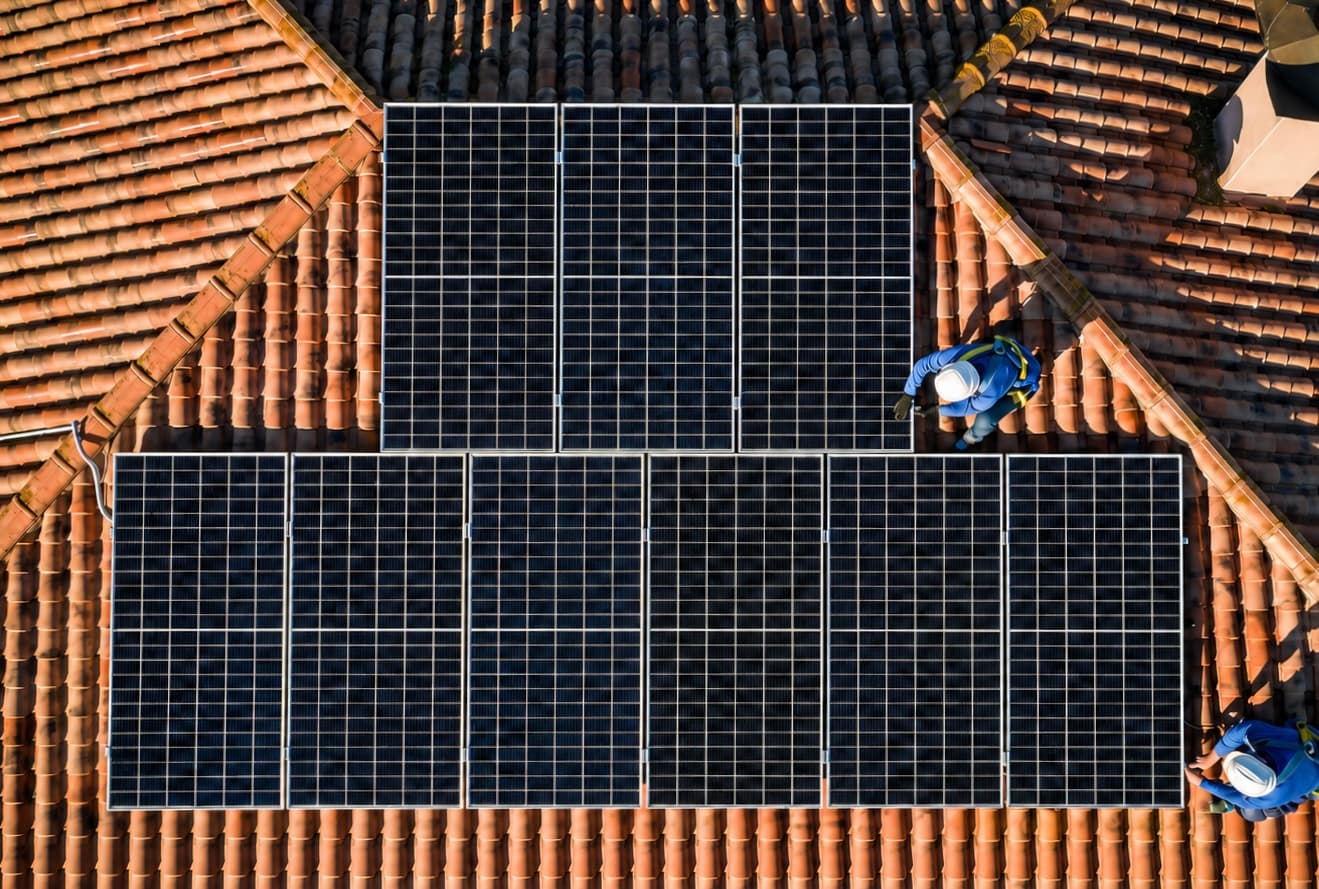 Installazione di moduli fotovoltaici su una copertura in tegole